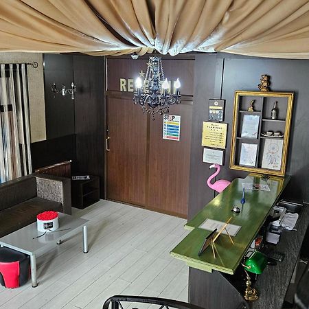 Flamingo Hostel Piteşti Esterno foto