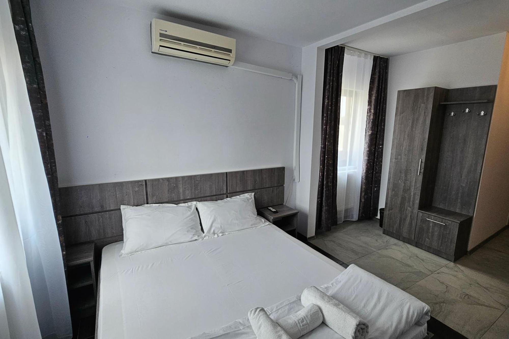 Flamingo Hostel Piteşti Esterno foto