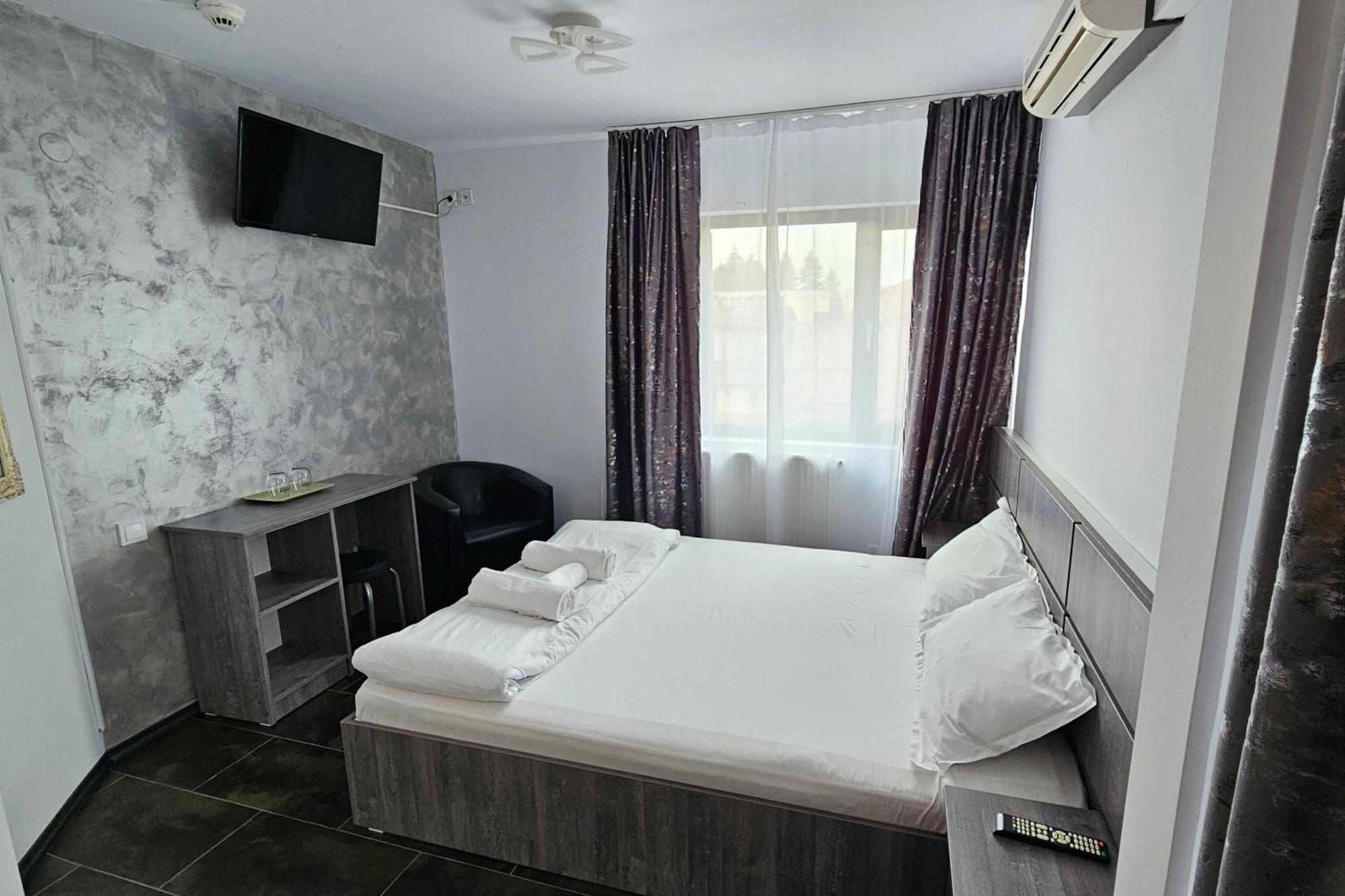 Flamingo Hostel Piteşti Esterno foto