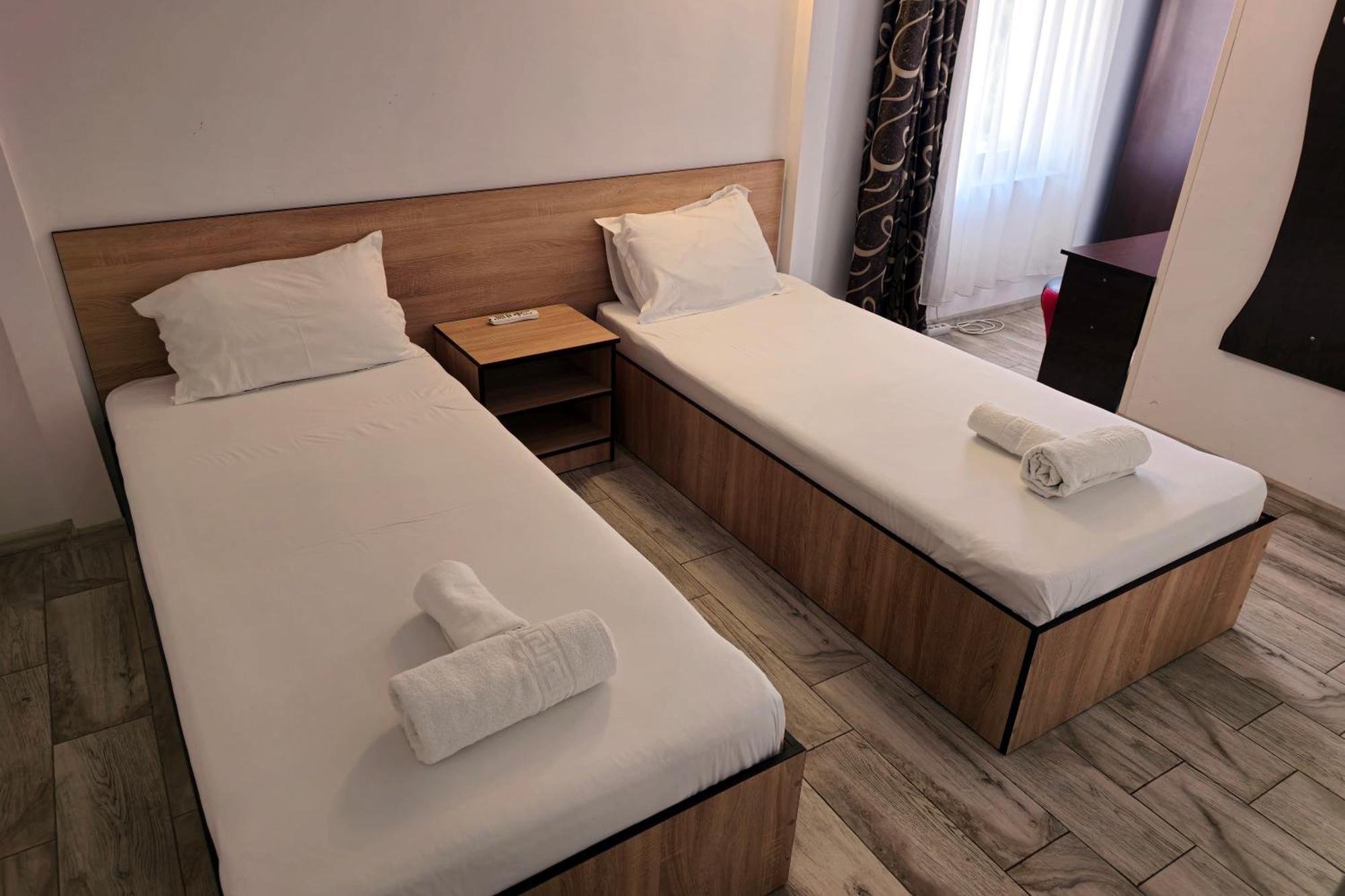 Flamingo Hostel Piteşti Esterno foto