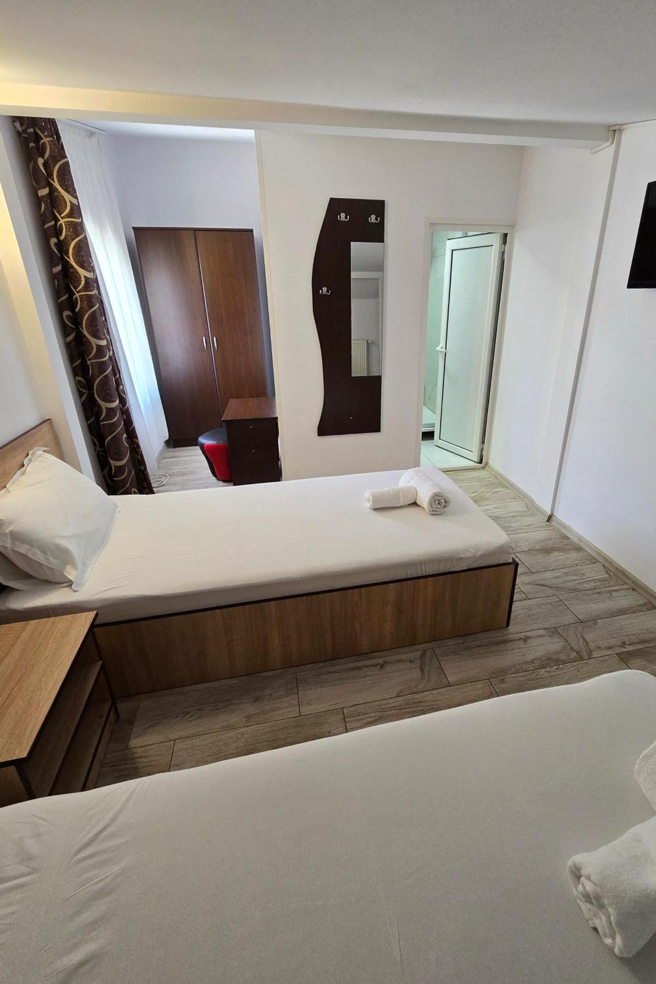 Flamingo Hostel Piteşti Esterno foto