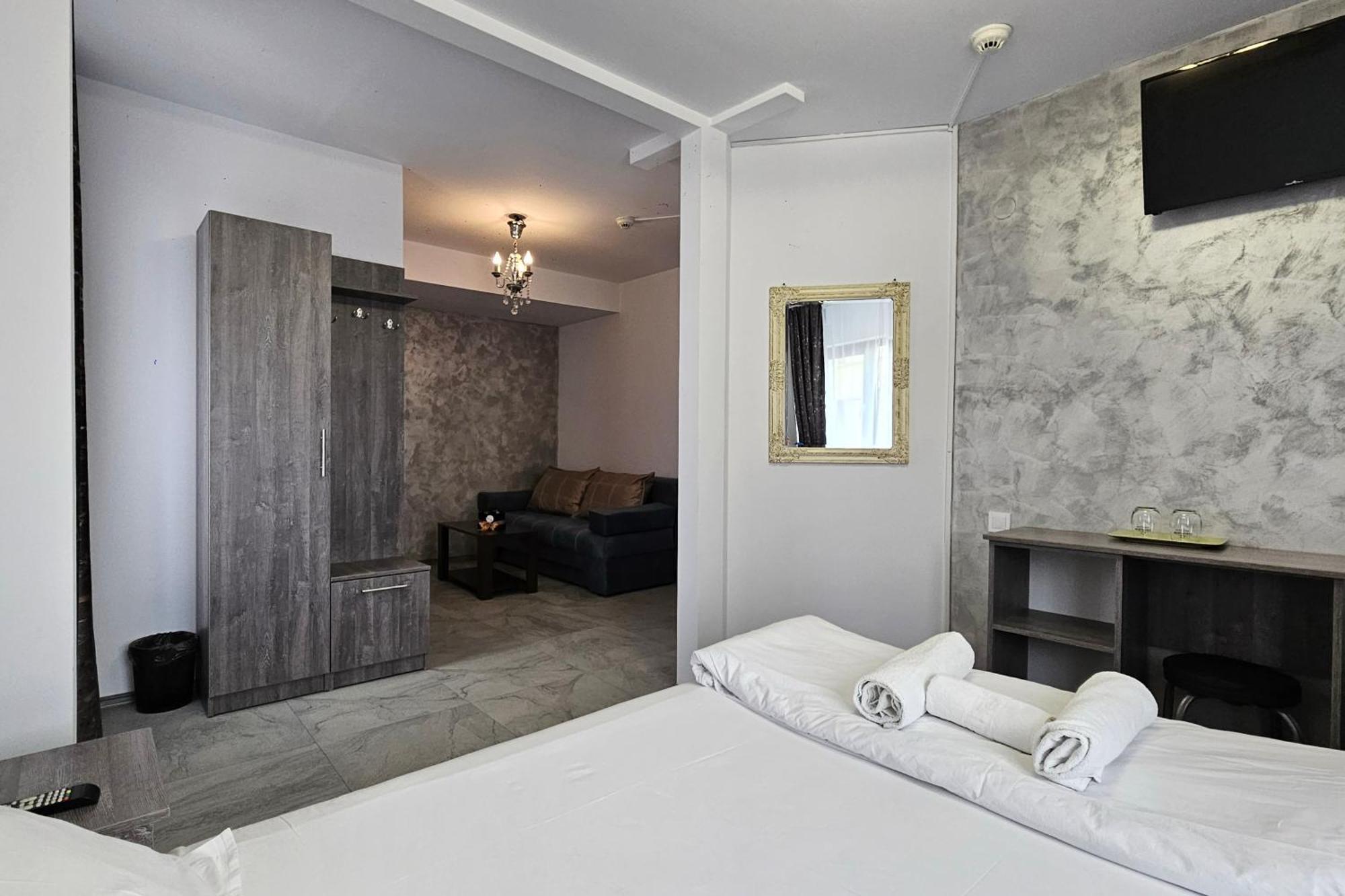 Flamingo Hostel Piteşti Esterno foto