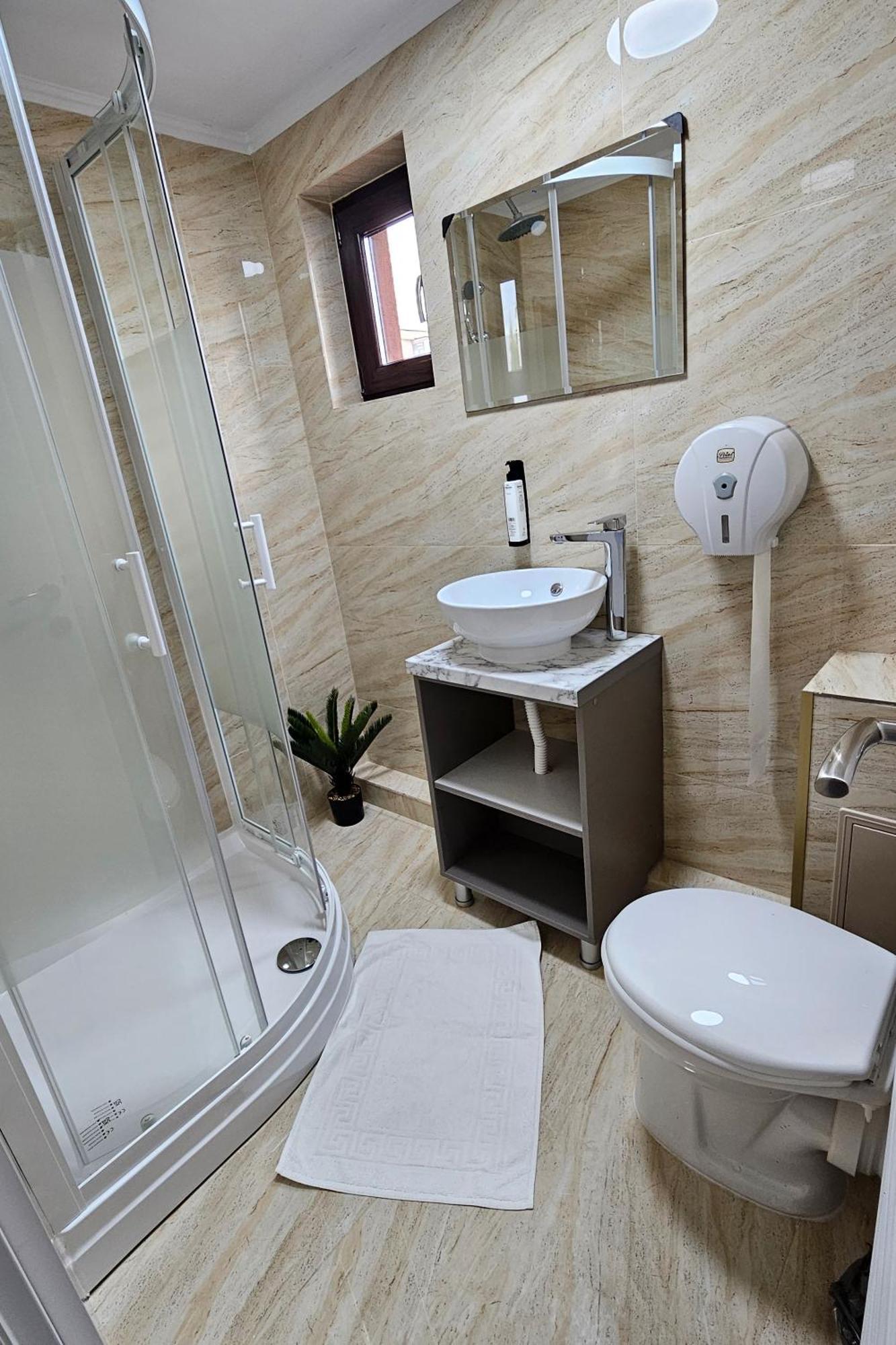 Flamingo Hostel Piteşti Esterno foto