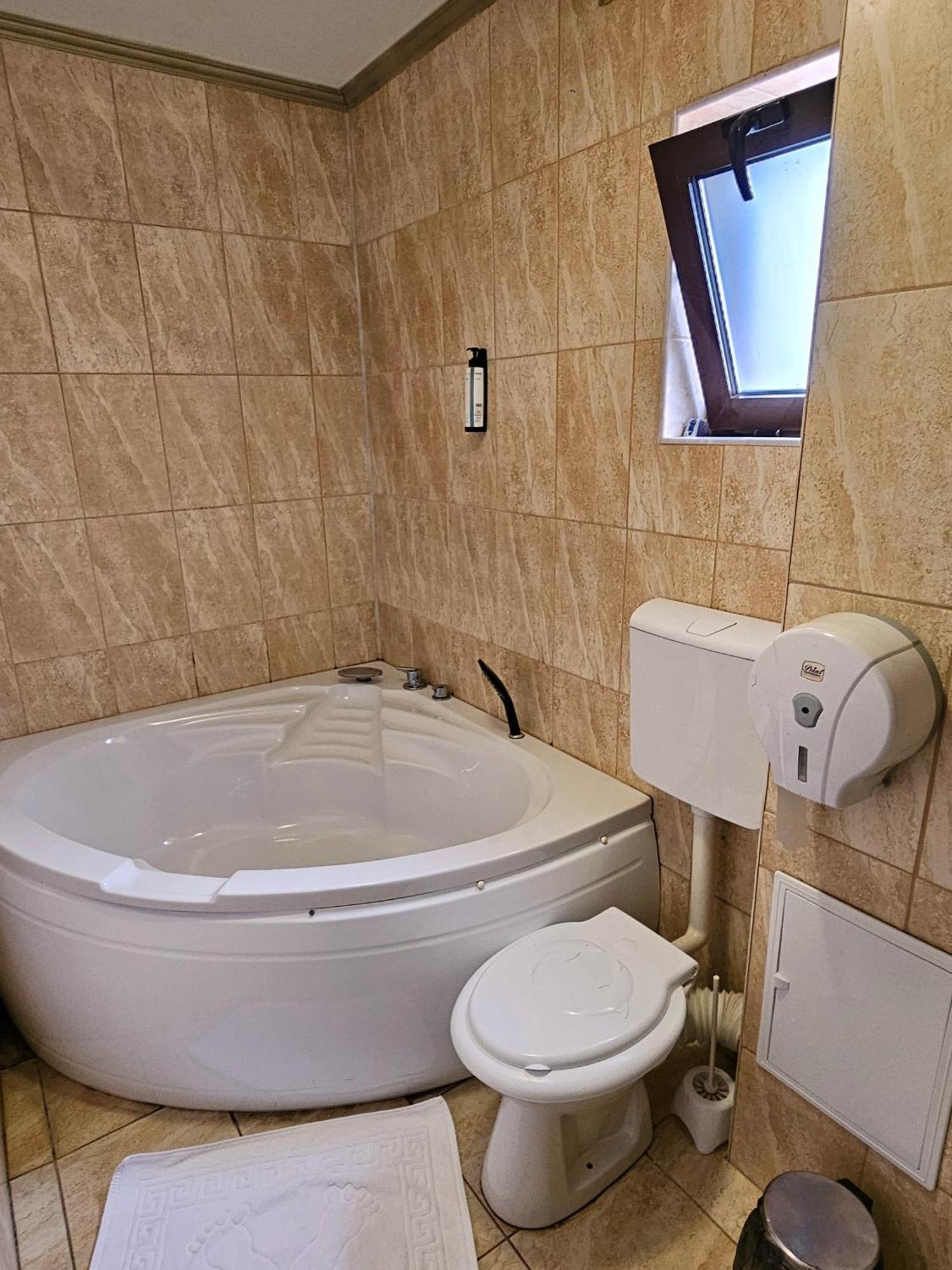 Flamingo Hostel Piteşti Esterno foto