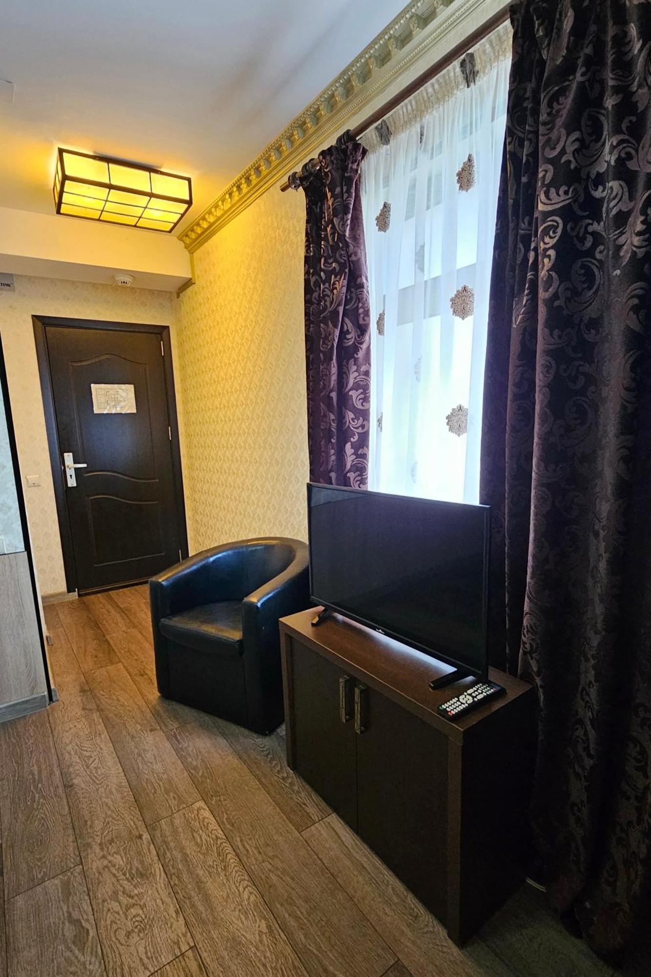 Flamingo Hostel Piteşti Esterno foto