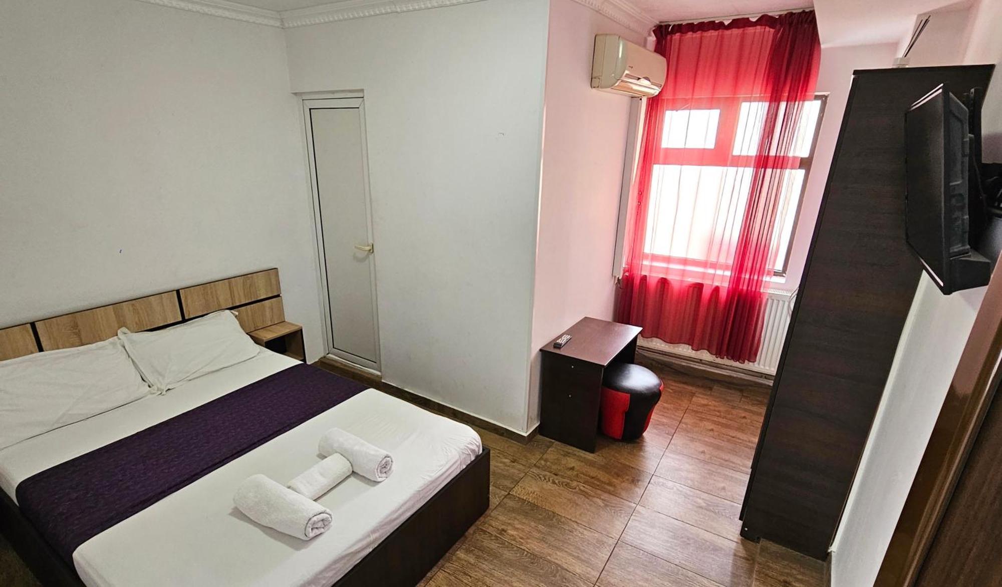 Flamingo Hostel Piteşti Esterno foto