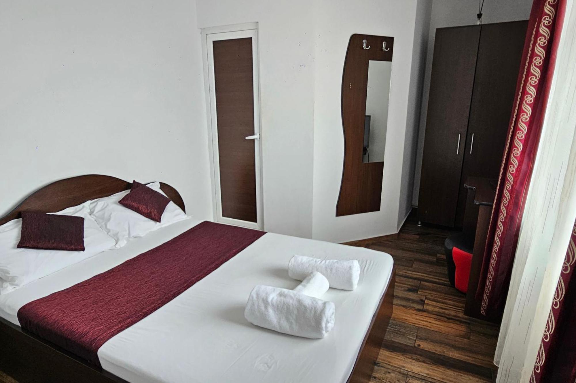 Flamingo Hostel Piteşti Esterno foto
