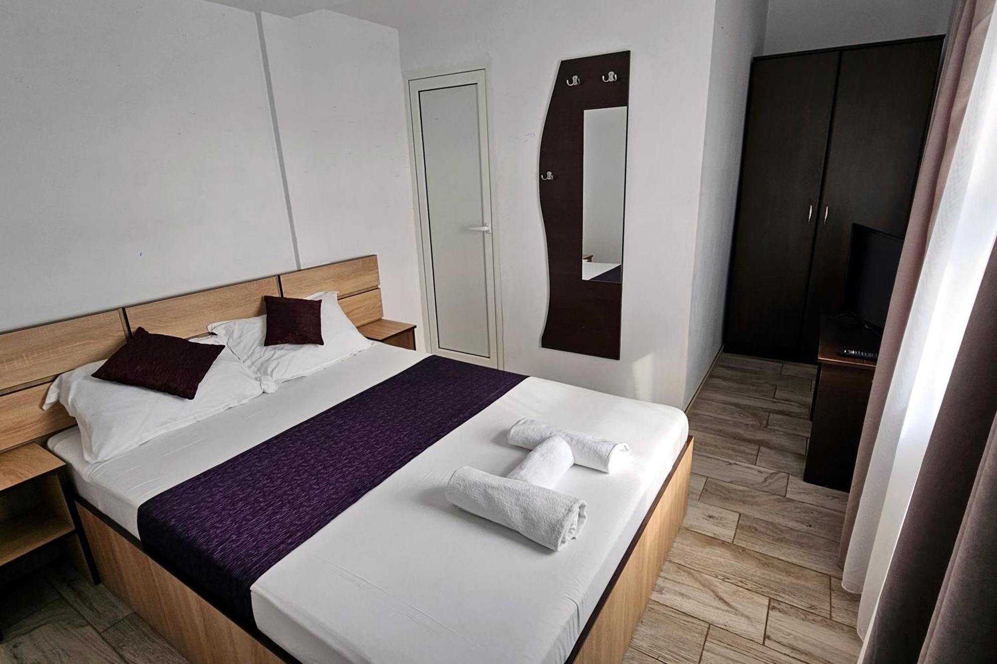 Flamingo Hostel Piteşti Esterno foto