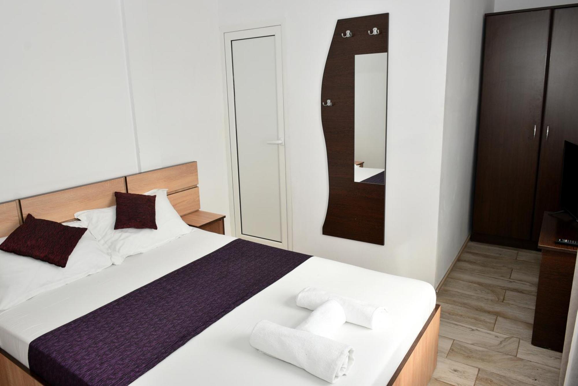 Flamingo Hostel Piteşti Esterno foto