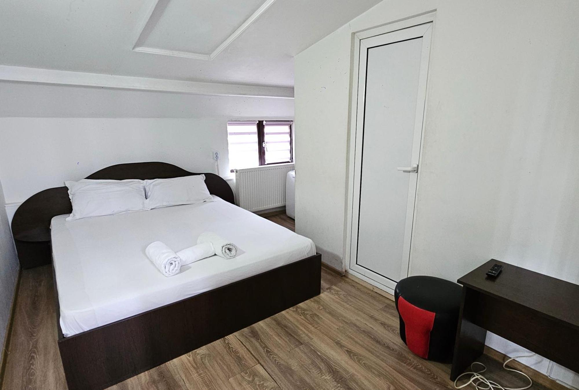 Flamingo Hostel Piteşti Esterno foto